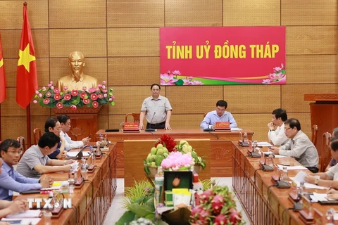 Thủ tướng Phạm Minh Chính làm việc với Ban Thường vụ Tỉnh ủy Đồng Tháp. (Ảnh: Dương Giang/TTXVN)