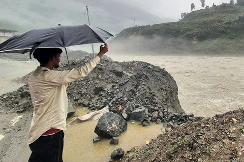 Đường ở một số khu vực của Himachal Pradesh bị nhấn chìm hoàn toàn trong nước. (Nguồn AFP)