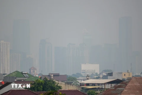 Khói mù ô nhiễm bao phủ bầu trời tại Jakarta, Indonesia. (Ảnh: AFP/TTXVN)
