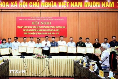 Chủ tịch UBND tỉnh Hà Giang Nguyễn Văn Sơn trao tặng Bằng khen cho các tập thể có thành tích xuất sắc trong công tác quản lý, bảo vệ và phát triển Công viên Địa chất toàn cầu Cao nguyên đá Đồng Văn. (Ảnh: Minh Tâm/TTXVN)