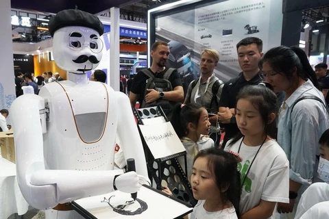 Một robot vẽ tranh tại Hội nghị Robot Thế giới 2023 ở thủ đô Bắc Kinh, Trung Quốc, ngày 17/8. (Nguồn: Xinhua)