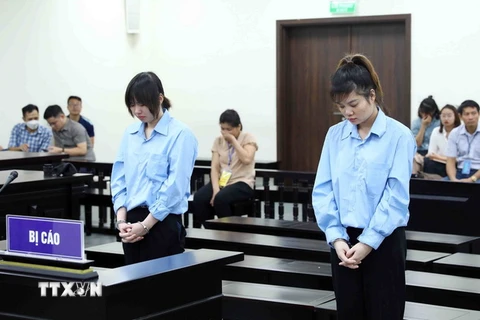 Hai bị cáo Nguyễn Thị An (phải) và Nguyễn Thị Lành tại phiên tòa xét xử. (Ảnh: Phạm Kiên/TTXVN)
