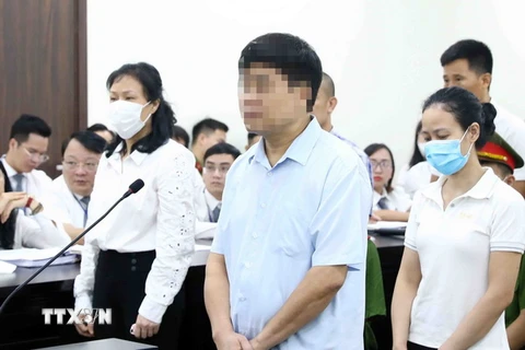 Bị cáo Nguyễn Đức Chung, cựu Chủ tịch UBND thành phố Hà Nội khai báo trước tòa. (Ảnh: Phạm Kiên/TTXVN)