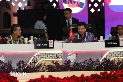 Thứ trưởng Bộ Tài chính Võ Thành Hưng (trái) và Phó Thống đốc Ngân hàng Nhà nước Phạm Thanh Hà (phải) tham dự Hội nghị. (Ảnh: Hữu Chiến/TTXVN)