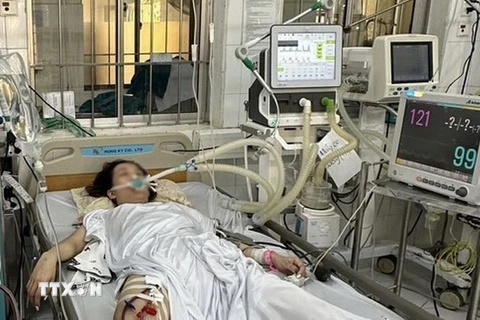 Một trong 2 người nghi bị ngộ độc sau khi uống rượu, đang điều trị tại Bệnh viện Đa khoa tỉnh Cà Mau. (Ảnh: TTXVN phát)