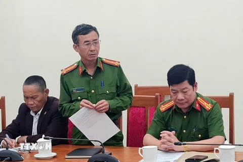 Thượng tá Hoàng Công Quảng, Phó trưởng phòng Cảnh sát hình sự thuộc Công an tỉnh Lâm Đồng, cung cấp thông tin cho báo chí. (Ảnh: Chu Quốc Hùng/TTXVN)