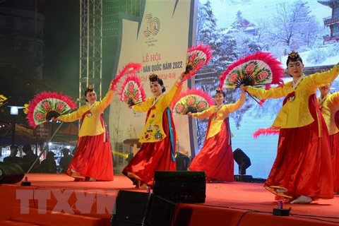 Tiết mục múa cổ truyền của Hàn Quốc tại Lễ hội Việt Nam-Hàn Quốc năm 2022 tại Đà Nẵng. (Ảnh: Quốc Dũng/TTXVN)