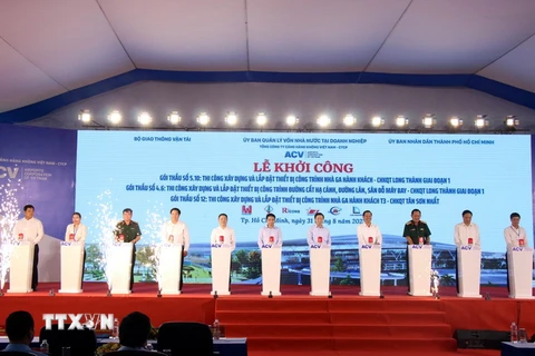 Phó Thủ tướng Chính phủ Trần Hồng Hà cùng lãnh đạo một số bộ ngành, địa phương thực hiện nghi thức khởi công gói thầu xây lắp Nhà ga T3. (Ảnh: Tiến Lực/TTXVN)