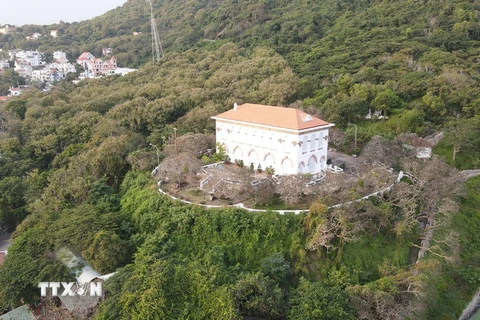 Bạch Dinh (tiếng Pháp: Villa Blanche) là một dinh thự có kiến trúc châu Âu cuối thế kỷ 19, nằm bên sườn núi Lớn của thành phố Vũng Tàu đã được công nhận là Di tích lịch sử văn hóa Quốc gia. (Ảnh: TTXVN phát)