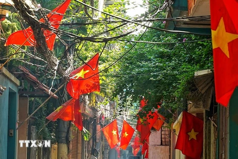 Khắp các con phố, ngõ nhỏ đều treo cờ Tổ quốc trong không gian yên bình của ngày Tết Độc lập. (Ảnh: Khánh Hòa/TTXVN)
