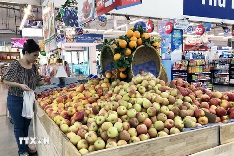 Nguồn cung trái cây nhập khẩu dồi dào tại siêu thị Thành phố Hồ Chí Minh. (Ảnh: Mỹ Phương/TTXVN)