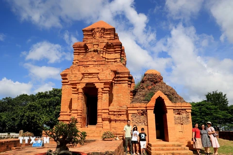 [Photo] Vẻ đẹp tháp cổ Po Sah Inư trên đồi Bà Nài ở Bình Thuận