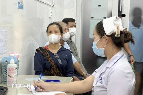 Người dân chờ khám đau mắt đỏ tại Bệnh viện Mắt Thành phố Hồ Chí Minh. (Ảnh: Đinh Hằng/TTXVN)