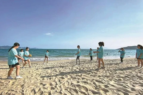 Một buổi tập bóng chuyền bãi biển. (Nguồn: China Daily) 