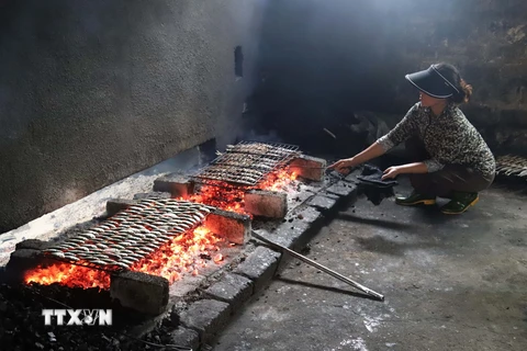 [Photo] Độc đáo nghề nướng cá biển truyền thống nơi “miền chân sóng” 