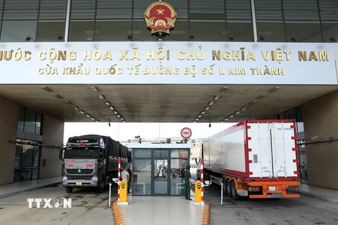 Xe chở quả tươi tại Cửa khẩu quốc tế đường bộ số II Kim Thành xuất khẩu sang Trung Quốc. (Ảnh: Quốc Khánh/TTXVN)