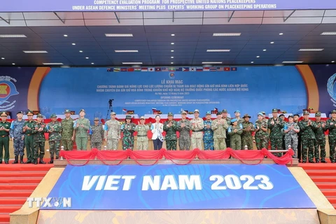 Thượng tướng Phùng Sĩ Tấn, Phó Tổng Tham mưu trưởng Quân đội Nhân dân Việt Nam và các trưởng đoàn quân sự các nước tại lễ khai mạc. (Ảnh: Trọng Đức/TTXVN)