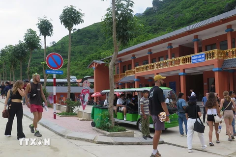 Đông đảo du khách trong và ngoài nước tham quan Công viên Địa chất toàn cầu Cao nguyên đá Đồng Văn, tỉnh Hà Giang. (Ảnh: Minh Tâm/TTXVN)