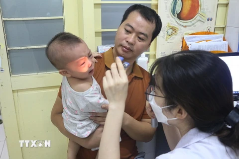 Một tháng qua, Bệnh viện Sản Nhi Nghệ An khám, điều trị cho trên 1.000 trẻ bị mắc bệnh đau mắt đỏ. (Ảnh: Bích Huệ/TTXVN)