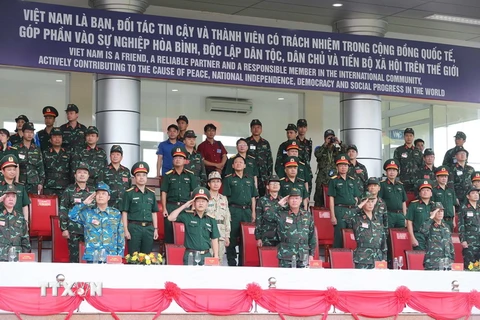 Đại biểu đại diện các cơ quan thuộc Bộ Quốc phòng Việt Nam dự khai mạc. (Ảnh: Trọng Đức/TTXVN)
