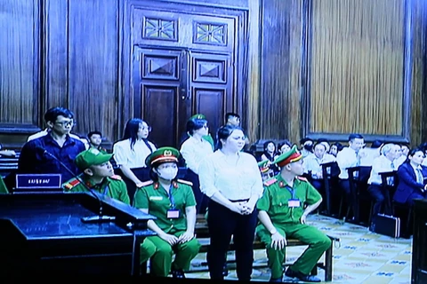 Bị cáo Nguyễn Phương Hằng và đồng phạm tại tòa. 