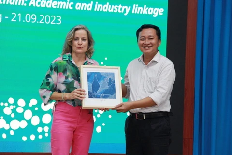 Bà Rebacca Ball, Phó Tổng Lãnh sự Australia tại Thành phố Hồ Chí Minh, tặng quà cho Trường Đại học Nha Trang. (Nguồn: Báo Khánh Hòa)