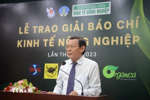 Ông Nguyễn Tấn Phong, Chủ tịch Hội Nhà báo Thành phố Hồ Chí Minh phát biểu tại buổi lễ trao giải. (Ảnh: Hứa Chung/TTXVN)