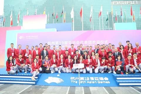 Các thành viên Đoàn Thể thao Việt Nam tham dự Lễ Thượng cờ tại ASIAD 19. (Ảnh: Hoàng Linh/TTXVN) 