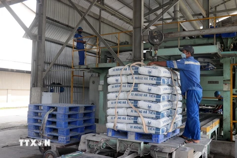 Sản xuất ximăng tại Công ty cổ phần xi măng Hà Tiên trên địa bàn huyện Kiên Lương, tỉnh Kiên Giang. (Ảnh: Lê Huy Hải/TTXVN)