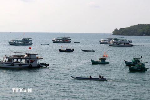Du thuyền phục vụ du khách tham quan, du lịch, trải nghiệm trên vùng biển đảo Phú Quốc, tỉnh Kiên Giang. (Ảnh: Lê Huy Hải/TTXVN)