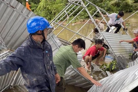 Đoàn viên, Thanh niên Công an tỉnh Kiên Giang giúp người dân sửa chữa lại những căn nhà bị sập, tốc mái do giông, lốc. (Nguồn: Cổng thông tin Điện tử Công an Kiên Giang)