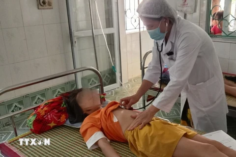 Cán bộ Y tế thăm khám, điều trị cho các bệnh nhi bị ngộ độc ở tỉnh Cao Bằng. (Ảnh: TTXVN phát)
