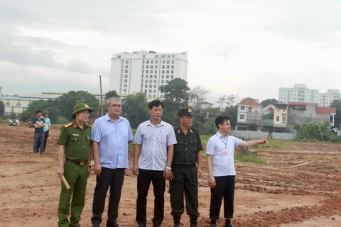 Chủ tịch UBND thành phố Vĩnh Yên Nguyễn Việt Phương chỉ đạo buổi cưỡng chế giải phóng mặt bằng Dự án Công viên vui chơi giải trí. (Nguồn: Báo Vĩnh Phúc)