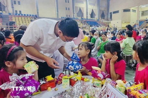 Đại biểu phát quà Trung thu cho các thiếu nhi có hoàn cảnh khó khăn trên địa bàn tỉnh Thừa Thiên-Huế. (Ảnh: Mai Trang/TTXVN)