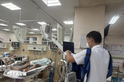 Các nạn nhân trong vụ tai nạn đang được các bác sỹ Bệnh viện Đa khoa Đồng Nai nỗ lực cứu chữa. (Ảnh: TTXVN phát)
