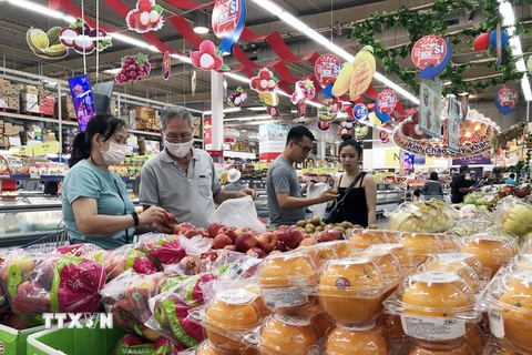 Nhóm hàng trái cây có nguồn cung dồi dào tại siêu thị MM Mega Market An Phú, Thành phố Hồ Chí Minh. (Ảnh: Mỹ Phương/TTXVN)