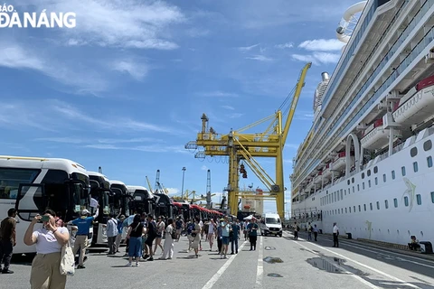 Sau khi tàu cập cảng Tiên Sa, xe trung chuyển sẽ đón đưa khách tới các điểm tham quan. (Nguồn: Báo Đà Nẵng)