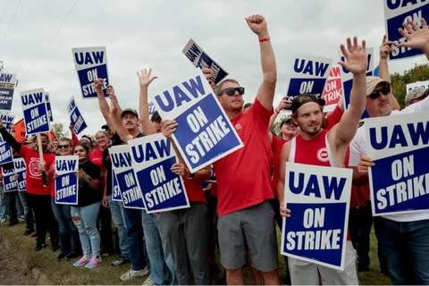 Các thành viên của UAW đến Nhà máy General Motors Lansing ở thị trấn Delta, Michigan, Mỹ, đình công ngày 29/9 vừa qua. (Nguồn: Reuters)