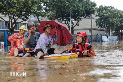 Lực lượng cứu hộ sơ tán người dân khỏi vùng ngập lụt tại Phúc Kiến, Trung Quốc ngày 6/9 vừa qua do cơn bão Haikui gây ra. (Ảnh: AFP/TTXVN)