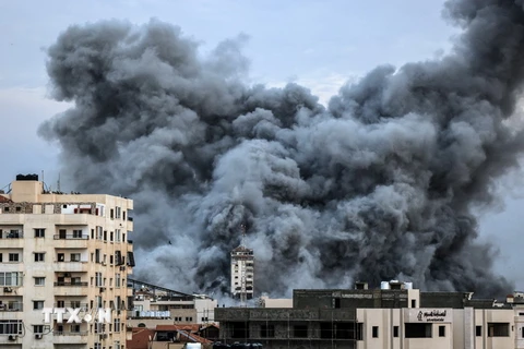 Khói lửa bốc lên trong các cuộc không kích của Israel xuống Dải Gaza nhằm đáp trả loạt rocket của Phong trào Hamas nhằm vào lãnh thổ nhà nước Do Thái, ngày 7/10. (Ảnh: AFP/TTXVN)
