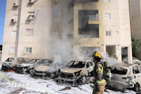 Xe ôtô bị cháy sau cuộc tấn công bằng rocket từ Dải Gaza tại Ashkelon, Israel, ngày 7/10. (Ảnh: AFP/TTXVN)