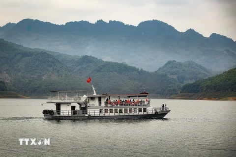 Tàu du lịch chở du khách trong khung cảnh thơ mộng trên lòng hồ Hòa Bình. (Ảnh Trọng Đạt/TTXVN)