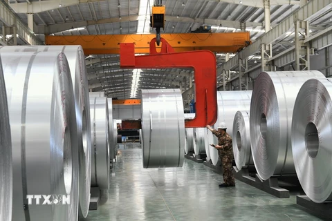 Vận chuyển thép cuộn tại Nhà máy ở Châu Bình, tỉnh Sơn Đông, Trung Quốc. (Ảnh: AFP/TTXVN)