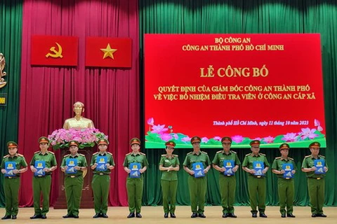 Đại tá Mai Hoàng, Phó Giám đốc, Thủ trưởng Cơ quan Cảnh sát điều tra Công an Thành phố Hồ Chí Minh, trao Quyết định bổ nhiệm điều tra viên cho các đồng chí. (Nguồn: Công an Thành phố Hồ Chí Minh)