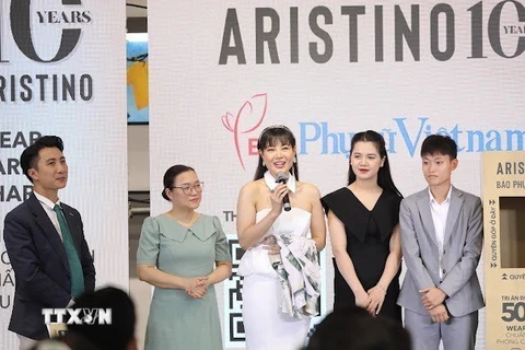 Diễn viên Thanh Hương tặng chiếc áo sơmi chị đã mặc khi vào vai Luyến trong phim “Cuộc đời vẫn đẹp sao” ủng hộ Chiến dịch Mottainai. (Ảnh: TTXVN phát)