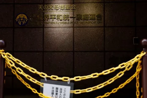 Một tấm biển cấm xâm phạm được đặt bên ngoài lối vào của Liên đoàn Gia đình vì Hòa bình và Thống nhất Thế giới, thường được gọi là Nhà thờ Thống nhất, tại trụ sở Tokyo ở Tokyo, Nhật Bản, ngày 29/8/2022.(Nguồn: Reuters)