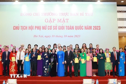 Thường trực Ban Bí thư Trương Thị Mai với các Chủ tịch Hội Phụ nữ Cơ sở Giỏi Toàn quốc năm 2023. (Ảnh: Phương Hoa/TTXVN)