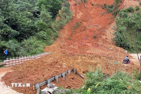 Sạt lở trên đèo Lò Xo, đoạn qua xã Đăk Man, huyện Đăk Glei, tỉnh Kon Tum, khiến giao thông bị ách tắc nhiều cây số. (Ảnh: TTXVN phát)