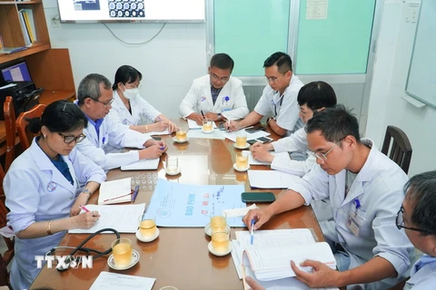 Các bác sỹ Bệnh viện Chợ Rẫy, Thành phố Hồ Chí Minh, hội chẩn liên chuyên khoa về ca bệnh nghi ngộ độc cấp. (Ảnh: TTXVN phát)