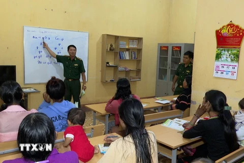Lớp học xóa mù do Đồn Biên phòng Ia Lốp mở dạy chữ cho bà con thiểu số Jrai ở Cụm dân cư Suối Khôn. (Ảnh: TTXVN phát)